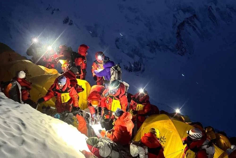 Rekod tertinggi pendakian Everest sebelum ini dicatatkan pada 2019 apabila kira-kira 877 pendaki dilaporkan berjaya sampai ke puncak.