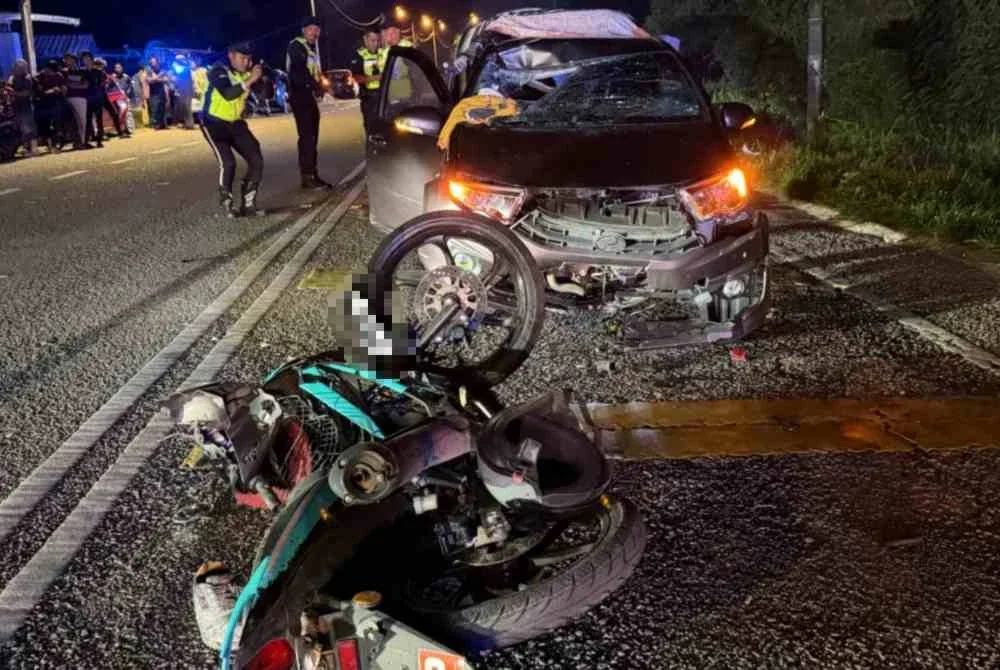 Keadaan motosikal mangsa selepas dirempuh dua kereta dalam nahas di Jalan Kuantan-Kemaman pada Khamis. Foto: Polis Kuantan