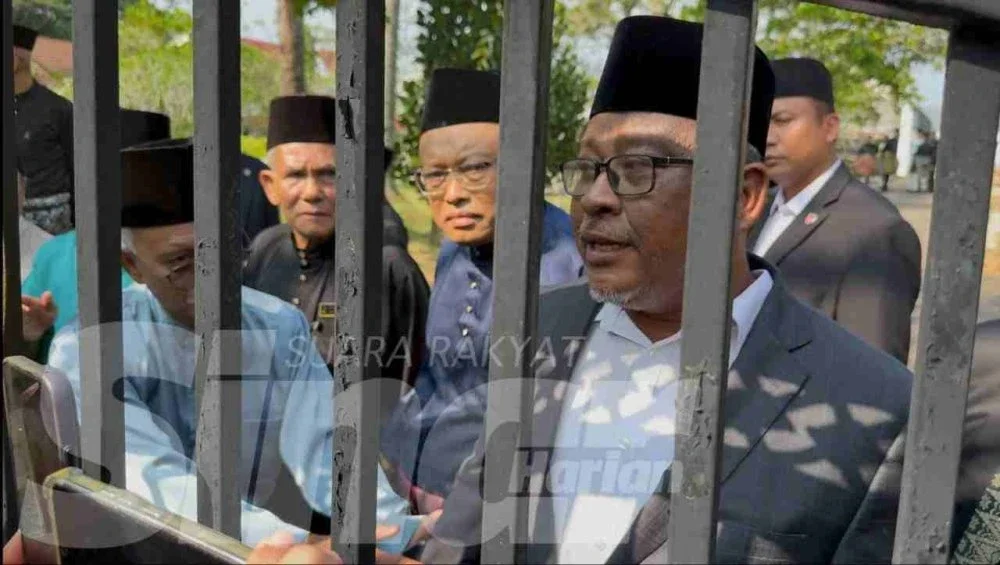Khairul Azam (kanan) yang mewakili Undang Luak Jelebu bercakap kepada pemberita di Balai Kediaman Rasmi Tunku Besar Tampin, Seremban pada Jumaat.