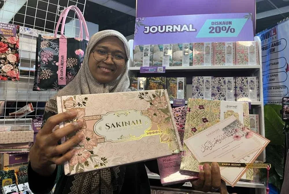 Norhaslinda menunjukkan Gift Box Sakinah