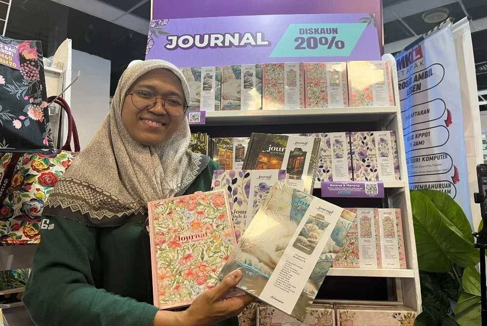 Norhaslinda menunjukkan empat variasi jurnal yang ditawarkan.