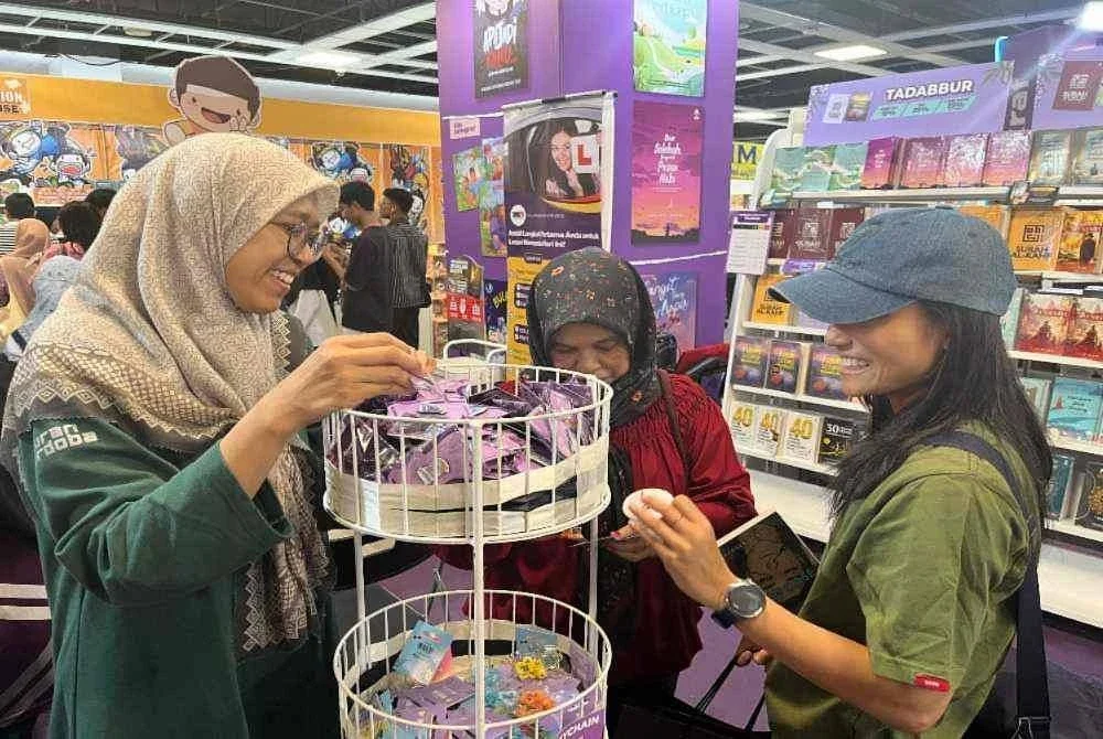 Pengunjung memilih produk merchandise Grup Buku Karangkraf.
