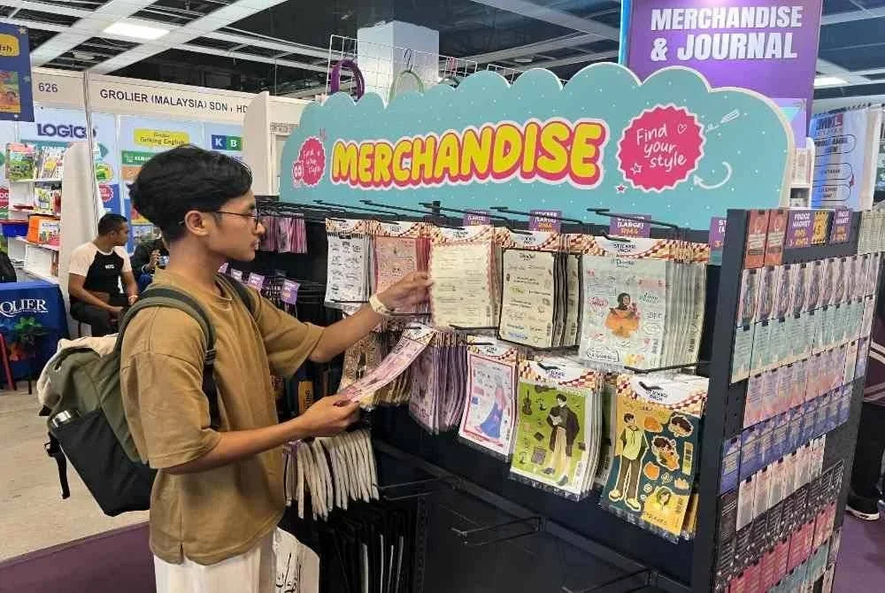 Pengunjung memilih pelbagai produk di reruai Grup Buku Karangkraf.