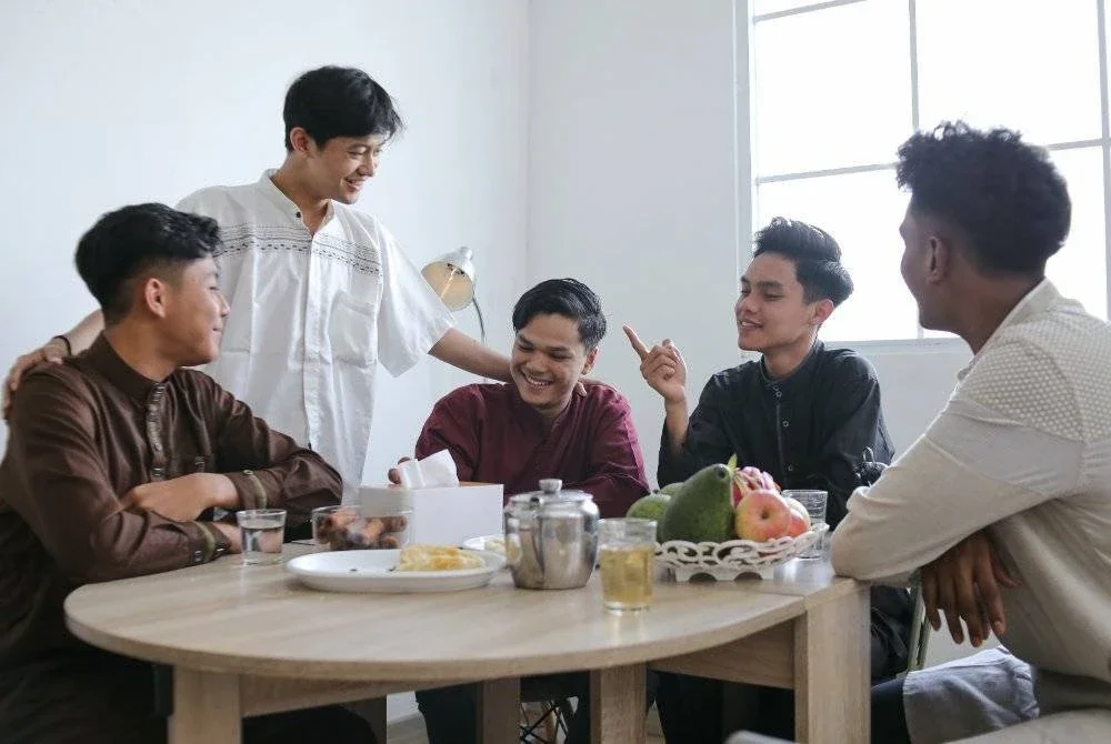 BELIA yang kuat tidak hanya pandai bergaul sesama mereka, bahkan mereka juga mengambil berat mengenai keadaan masyarakat dan umat. Foto Canva