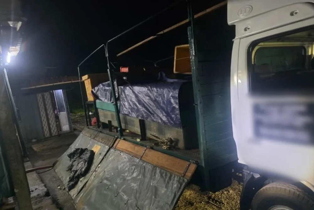 Lori diubah suai dengan pemasangan tangki tambahan berkapasiti kira-kira 4,500 liter yang diletakkan di bahagian muatan bagi tujuan mengumpul diesel.