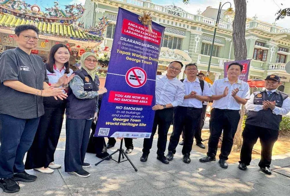 Daniel (empat dari kanan) melancarkan Program Pelancaran Bahan Promosi dan Tinjauan Pulau Pinang Bebas Asap Rokok Pulau Pinang 2026 di Lebuh Armenian pada Jumaat.