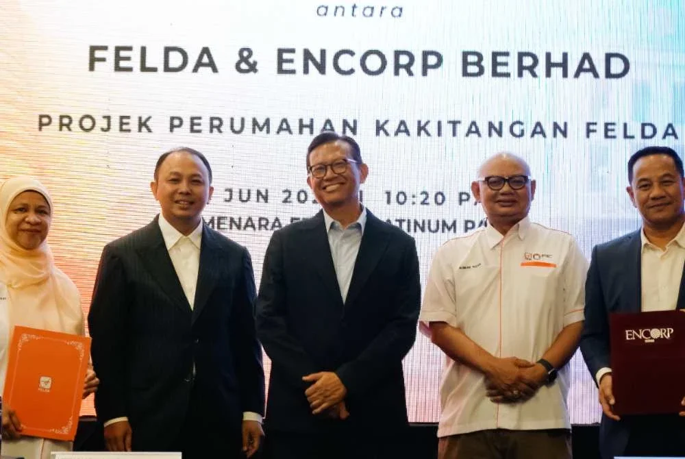 Dari kiri: Suzana, Yusmadi, Ahmad Shabery, Ahmad Nizam dan Ahmad Harzimi ketika majlis menandatangani MoU itu dimeterai di Kuala Lumpur pada Jumaat.