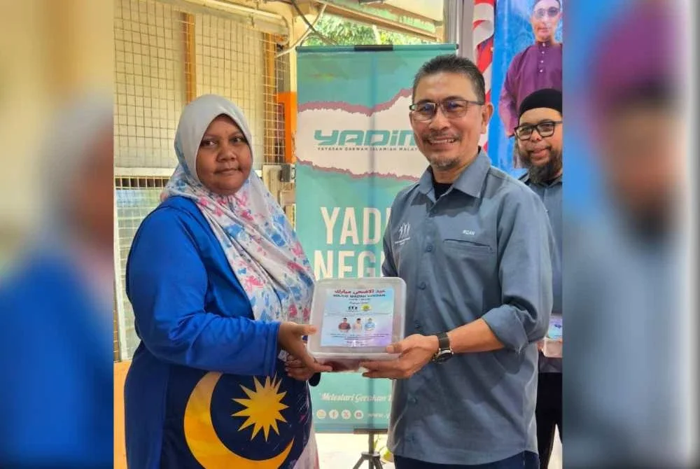Rizan (kanan) menyerahkan sumbangan daging korban kepada mereka yang hadir sempena Majlis Ibadah Korban 1447H/2026 yang berlangsung di pekarangan SASUPER pada 30 Mei lalu.