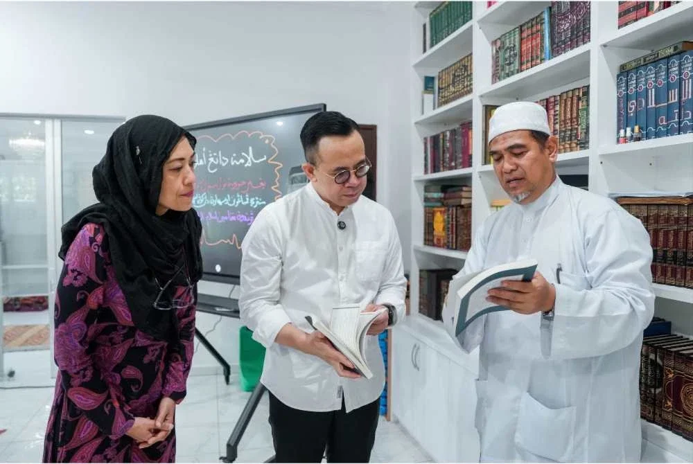 Steven Sim (tengah) menziarahi Tok Ayah sempena sambutan Aidiladha baru-baru ini.