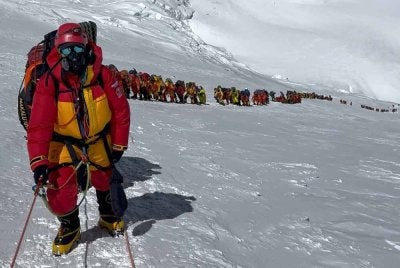 Dianggarkan seramai 275 pendaki berjaya sampai ke puncak setinggi 8,849 meter itu pada 21 Mei lalu yang menyaksikan hari paling sibuk dalam sejarah pendakian dari sebelah selatan.