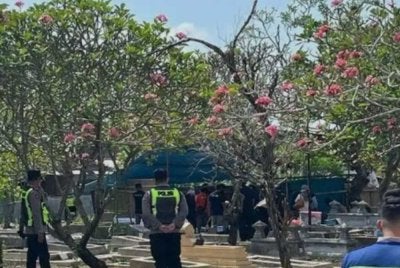Kubur wanita itu digali semula oleh polis.- FOˇO: Tribun Solo.