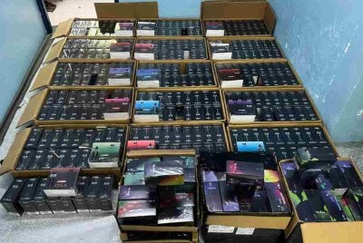 Sebanyak 2,760 unit vape dan 1,200 kartrij cecair pelbagai perisa bernilai keseluruhan RM396,000 dirampas dalam serbuan di sebuah rumah di Kampung Kok Pauh, Tumpat. Foto PGA