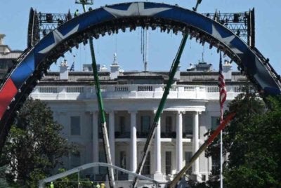 Persiapan rancak sedang dilakukan pada acara yang akan dianjurkan oleh Presiden AS Donald Trump sebagai sebahagian daripada sambutan ulang tahun ke-250 negara itu. Foto AFP