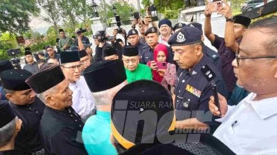 Suasana di Balai Kediaman Rasmi Tunku Syed Razman ibni Tunku Syed Idrus Al-Qadri pagi ini bertukar tegang apabila pembesar adat persoal tidak dibenar masuk untuk Sidang Khas DKU. 
