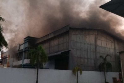 Sebuah kilang IKS yang menjalankan aktiviti pembuatan perkakasan krom di Kota Kemuning terbakar pada Jumaat.