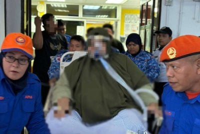 Sembilan anggota APM Kota Bharu membantu memindahkan seorang wanita obesiti seberat 180kg dari Hospital Tengku Anis, Pasir Puteh ke HRPZ II, Kota Bharu pada Khamis. Foto: APM