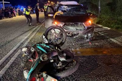 Keadaan motosikal mangsa selepas dirempuh dua kereta dalam nahas di Jalan Kuantan-Kemaman pada Khamis. Foto: Polis Kuantan