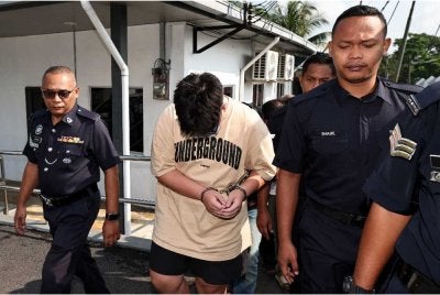 Pemandu lelaki berusia 19 tahun yang terlibat dalam kemalangan mengorbankan lima nyawa di Jalan Renggam-Simpang Renggam pada Isnin lepas, direman semula hari ini untuk siasatan di bawah Seksyen 302 Kanun Keseksaan kerana membunuh. - Foto: Bernama