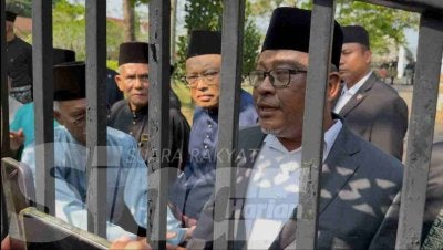 Khairul Azam (kanan) yang mewakili Undang Luak Jelebu bercakap kepada pemberita di Balai Kediaman Rasmi Tunku Besar Tampin, Seremban pada Jumaat.