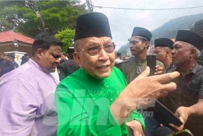 Rais (tengah) memaklumkan perkara tersebut kepada pemberita sebaik dilihat tergesa-gesa mahu menaiki kenderaan meninggalkan kediaman Tunku Besar Tampin.