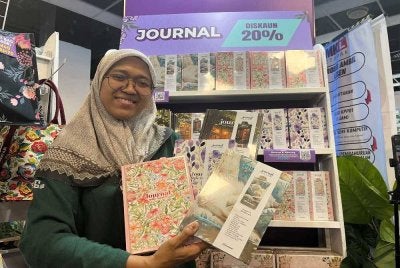 Norhaslinda menunjukkan empat variasi jurnal yang ditawarkan.