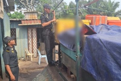 Pasukan penguat kuasa KPDN menyita minyak diesel serta lori dalam serbuan Ops Tiris 4.0 di sebuah stor simpanan diesel tanpa lesen di Kampung Ayer Puteh, Simpang pada Khamis.