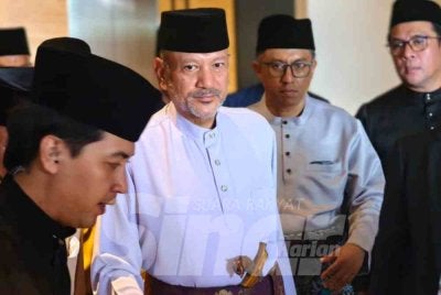 Tunku Nazaruddin (dua dari kiri) dimasyurkan sebagai Yang di-Pertuan Besar Negeri Sembilan ke-12 oleh Undang Yang Empat pada Jumaat.