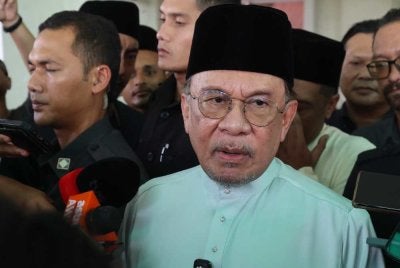 Anwar ketika ditemui media selepas menunaikan Solat Jumaat di Masjid Meranti, Puchong. Foto Bernama
