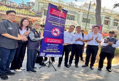 Daniel (empat dari kanan) melancarkan Program Pelancaran Bahan Promosi dan Tinjauan Pulau Pinang Bebas Asap Rokok Pulau Pinang 2026 di Lebuh Armenian pada Jumaat.