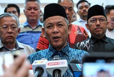 Aminuddin semasa sidang media khas di kediaman rasminya mengumunkan
pembubaran DUN Negeri Sembilan selepas diperkenankan Yang di-Pertuan Besar Negeri Sembilan, Tuanku Muhriz Tuanku Munawir. Foto Bernama