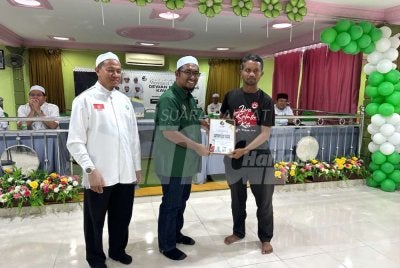 Dr Tengku Muhammad Fakhruddin (tengah) menyampaikan anugerah Jawatankuasa Pemuda Pas Cawangan Terbaik.
Foto: ADILA SHARINNI WAHID