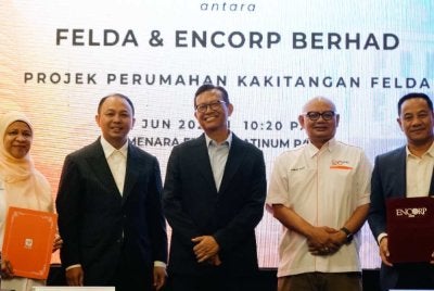 Dari kiri: Suzana, Yusmadi, Ahmad Shabery, Ahmad Nizam dan Ahmad Harzimi ketika majlis menandatangani MoU itu dimeterai di Kuala Lumpur pada Jumaat.