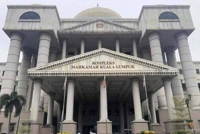Empat anggota polis berpangkat koperal didakwa atas pertuduhan melakukan pemerasan wang RM10,000 terhadap seorang jurujual, tiga tahun lepas.
