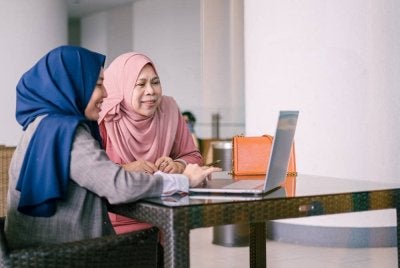 DIBENARKAN untuk wanita memakai wangian apabila keluar rumah untuk ke tempat kerja atau ke pasar dengan syarat ia tidak terlampau kuat baunya sehingga menarik lelaki ajnabi. Foto Canva