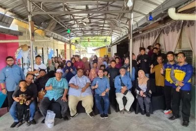 Kesemua penerima sumbangan terdiri daripada komuniti Orang Asli dan penduduk setempat bergambar kenangan bersama tetamu kehormat yang menghadiri program Ibadah tersebut.