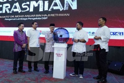 Mohd Anuar (tiga dari kiri) bersama Manndzri (dua dari kanan) menyempurnakan gimik pelancaran 'Dendam Budak' yang diadakan sempena PBAKL pada Jumaat. Foto: ROSLI TALIB