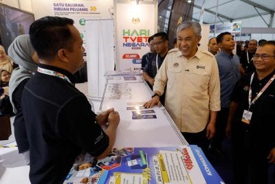 Ahmad Zahid mengadakan tinjauan mesra di Karnival Hari TVET Negara 2026 di perkarangan Dataran Putrajaya pada Jumaat. Foto Bernama