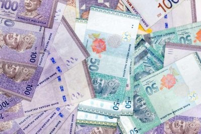 Pada 6 petang Jumaat, ringgit turun ke paras 4.0280/0320 berbanding dolar AS daripada 4.0095/0140, Khamis.