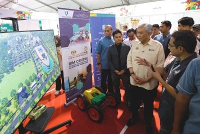 Ahmad Zahid mengadakan tinjauan mesra di Karnival Hari TVET Negara 2026 di perkarangan Dataran Putrajaya pada Jumaat. Foto Bernama