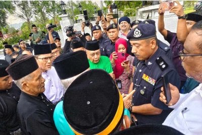 Muhammed mempersoalkan tindakan pihak polis yang tidak membenarkan pembesar adat masuk ke Balai Kediaman Rasmi Tunku Besar Tampin untuk menghadiri Sidang Khas DKU