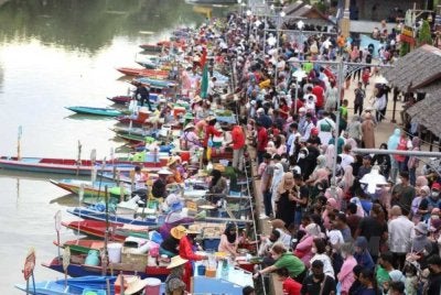 Hampir 300,000 pelancong Malaysia membanjiri selatan Thailand sepanjang cuti Aidiladha dan cuti persekolahan dari 27 Mei hingga 4 Jun lepas.