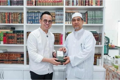 Steven turut menghadiahkan minyak zaitun yang dibeli daripada warga Palestin kepada Rosli.