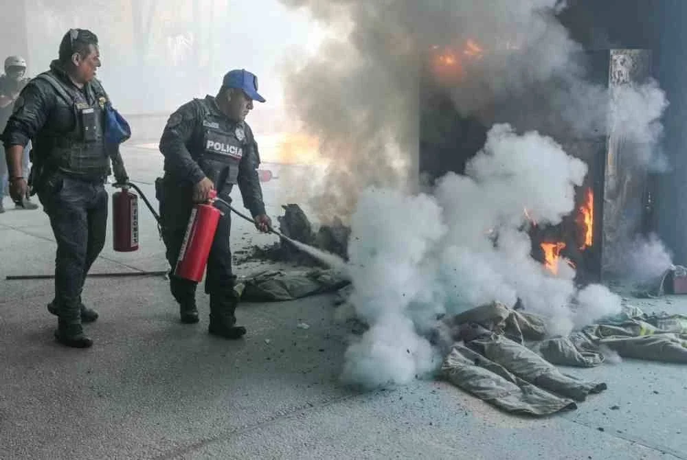 Anggota keselamatan cuba mengawal dan memadamkan kebakaran yang dicetuskan semasa demonstrasi.