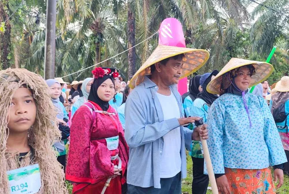 Gelagat peserta dengan tema etnik, peladang, dan pekerja.