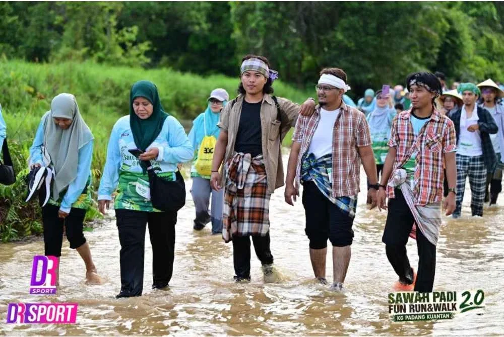 Sebahagian peserta mengenakan aneka kostum ketika menyertai larian sawah Kampung Padang. Foto ihsan DR SPOT EVENT