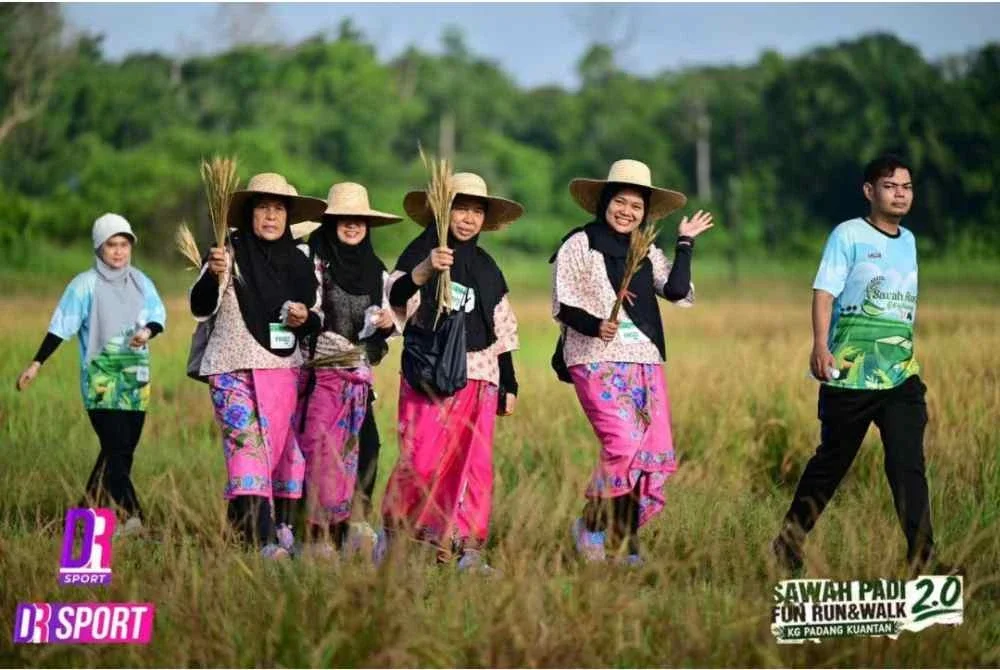 Peserta mengayakan kostum pilihan dan seragam. Foto ihsan DR SPOT EVENT
