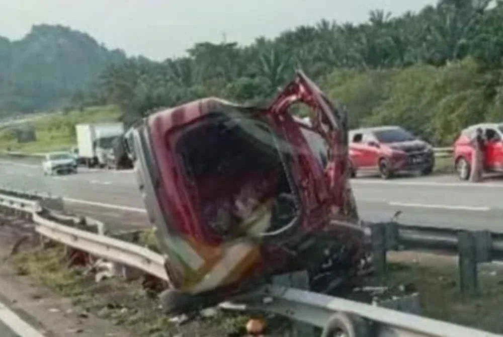 Wanita berusia 57 tahun itu mengalami putus kaki kiri apabila kenderaan utiliti sukan (SUV) jenis Proton X70 yang dinaikinya terbabas. Foto Bomba
