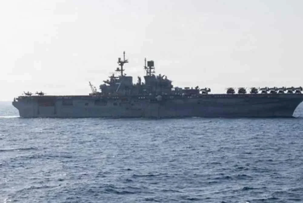 Kapal serangan amfibia USS Tripoli (LHA 7) berlayar di Laut Arab bagi menyokong sekatan berterusan Amerika Syarikat terhadap Iran. Foto X/CENTCOM