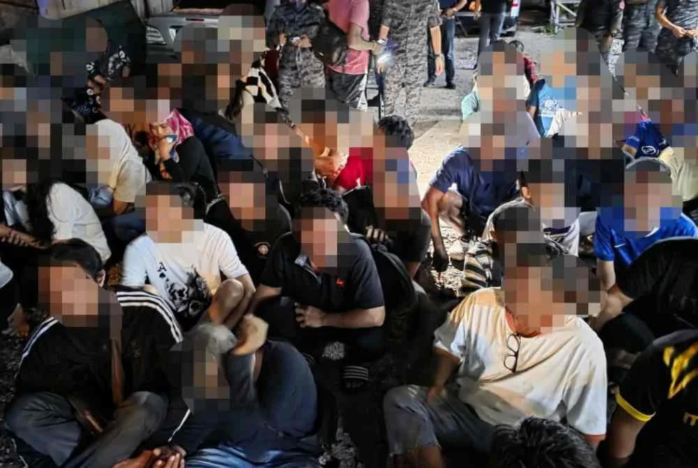 Antara warga asing yang diperiksa dalam Op Sapu di kawasan penempatan di Jalan Klang Lama pada Sabtu.