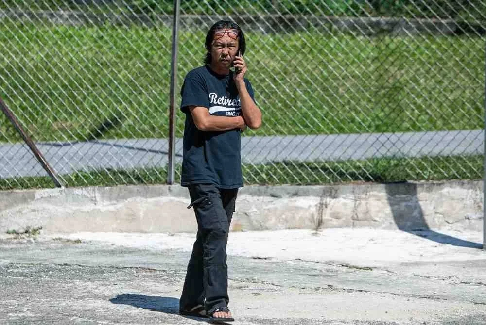 Haszman Othman, 61, suami kepada Jaslinda Saludin, 49 setia menanti kepulangan isteri tercinta.